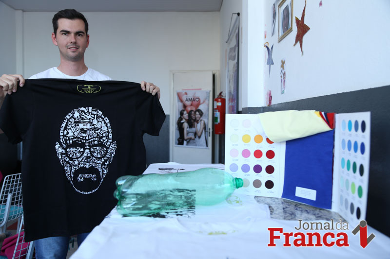 Após pesquisar sobre o processo de reciclagem e a confecção de camisetas de garrafa PET, Renan decidiu investir no segmento (Foto: Ricardo Fernandes)